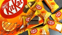 Japanese Chocolate Orange Kit Kat mengingatkan pada sensasi cokelat jeruk klasik dengan aroma segar kuat. Rasa jeruknya dominan karena menggunakan bubuk jus jeruk asli. Foto: The TakeOut