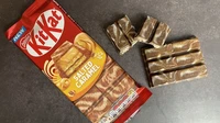 Salted Caramel Kit Kat asal Inggris dan Irlandia hadir dalam ukuran lebih besar dengan pola swirl unik. Rasa manis-asin karamel dominan dan bikin ketagihan! Foto: The TakeOut