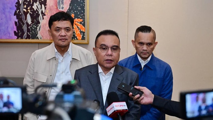 Wakil Ketua DPR RI Sufmi Dasco Ahmad (tengah) menerima aspirasi pekerja Mie Sedaap terkait kabar pemutusan hubungan kerja (PHK). (dok istimewa)