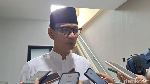Wali Kota Mataram, Mohan Roliskana, saat diwawancarai di kantornya, Senin (23/2/2026).
Nathea Citra/detikBali
