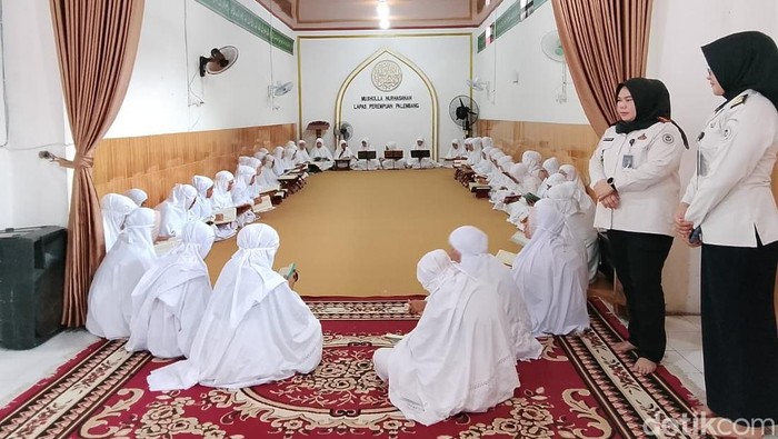 Warga Binaan Lapas Perempuan Kelas II A Palembang melakukan kegiatan tadarus