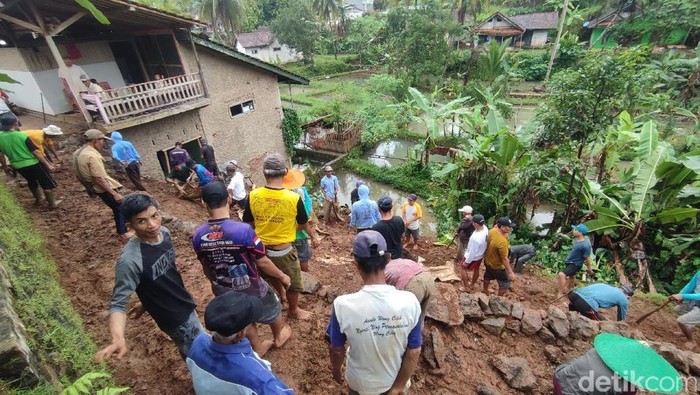 Warga di Desa Mangkubumi, Kecamatan Sadananya, Kabupaten Ciamis, gotong royong menangani tebing longsor yang memutus akses jalan warga.