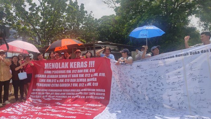 **Masyarakat Kalideres Gelar Demo Ganas Tolak Pembangunan Krematorium di Depan Perumahan**