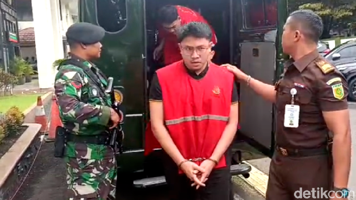 Youtuber Resbob saat turun dari mobil menuju ruang sidang di PN Bandung