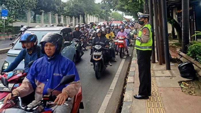 Ada Proyek Galian, Lalin di Pasar Rebo Arah Ranco Indah Jaktim Padat