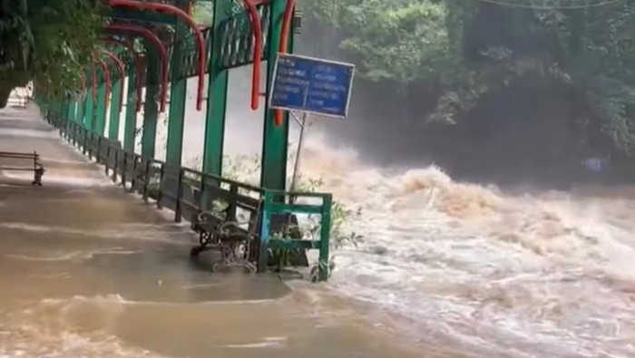 Air terjun Bantimurung Maros meluap akibat hujan deras.