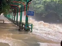 Air Terjun Bantimurung Maros Meluap hingga Akses Jalan Tertutup
