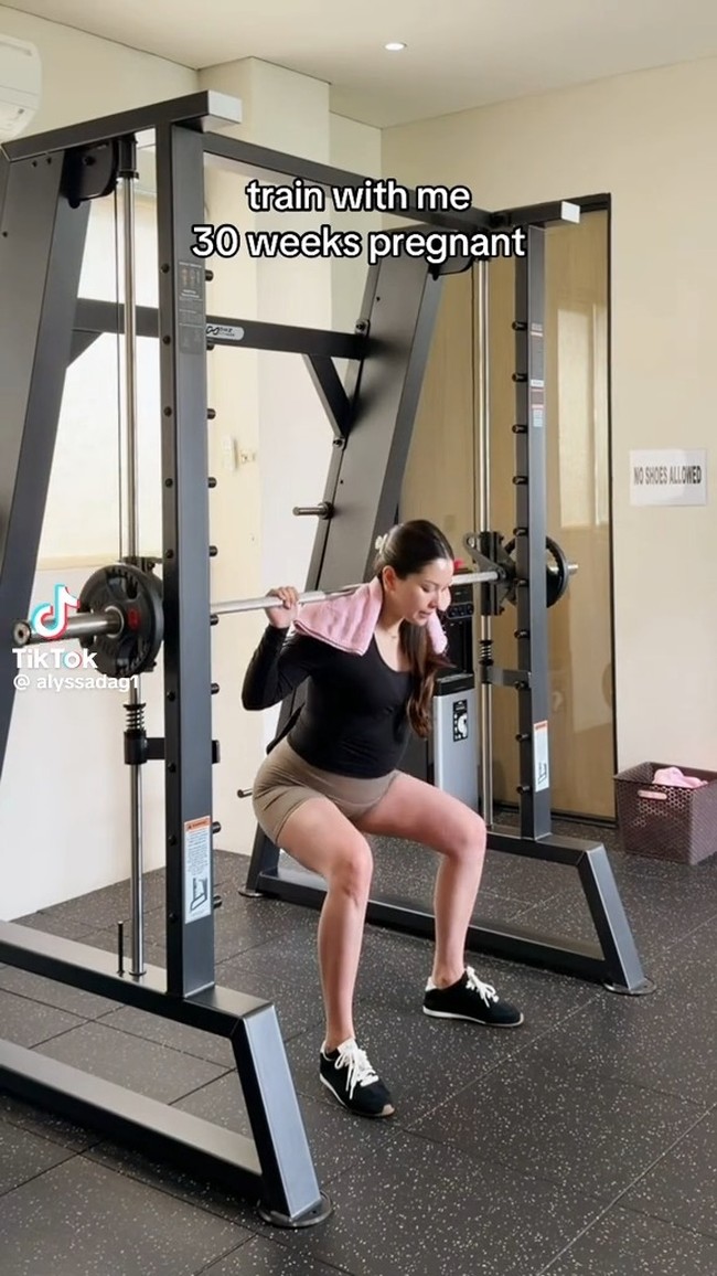 Sedang hamil besar, Alyssa Daguise tetap terlihat aktif berolahraga. Melalui akun TikTok pribadinya, istri Al Ghazali itu memamerkan saat dirinya angkat beban. Foto: TikTok/@alyssadag1