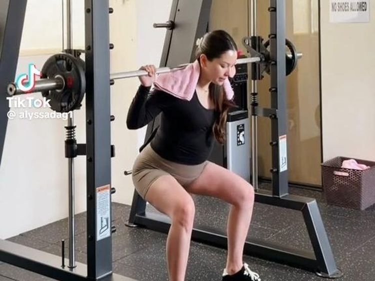 Potret Alyssa Daguise Olahraga Angkat Beban saat Hamil Besar, Kuat & Bugar
