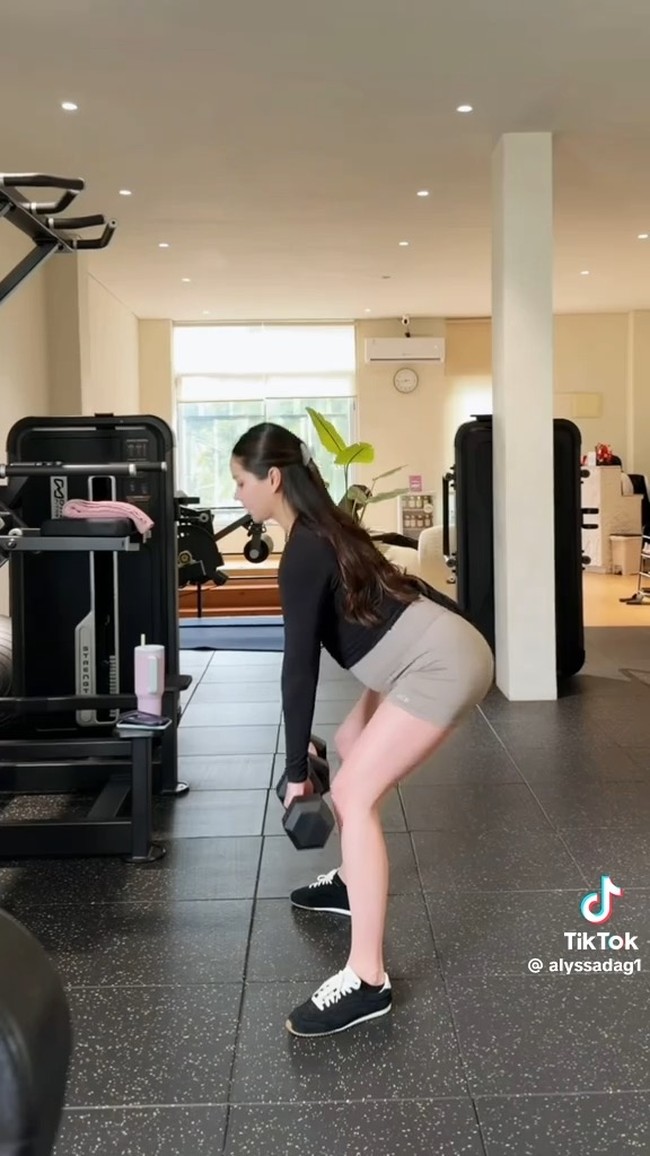 Dalam salah satu momen, Alyssa terlihat melakukan squat menggunakan barbell. Lewat unggahan tersebut, Alyssa menuliskan semangatnya dengan caption, “Strong before. Stronger now.” Foto: TikTok/@alyssadag1