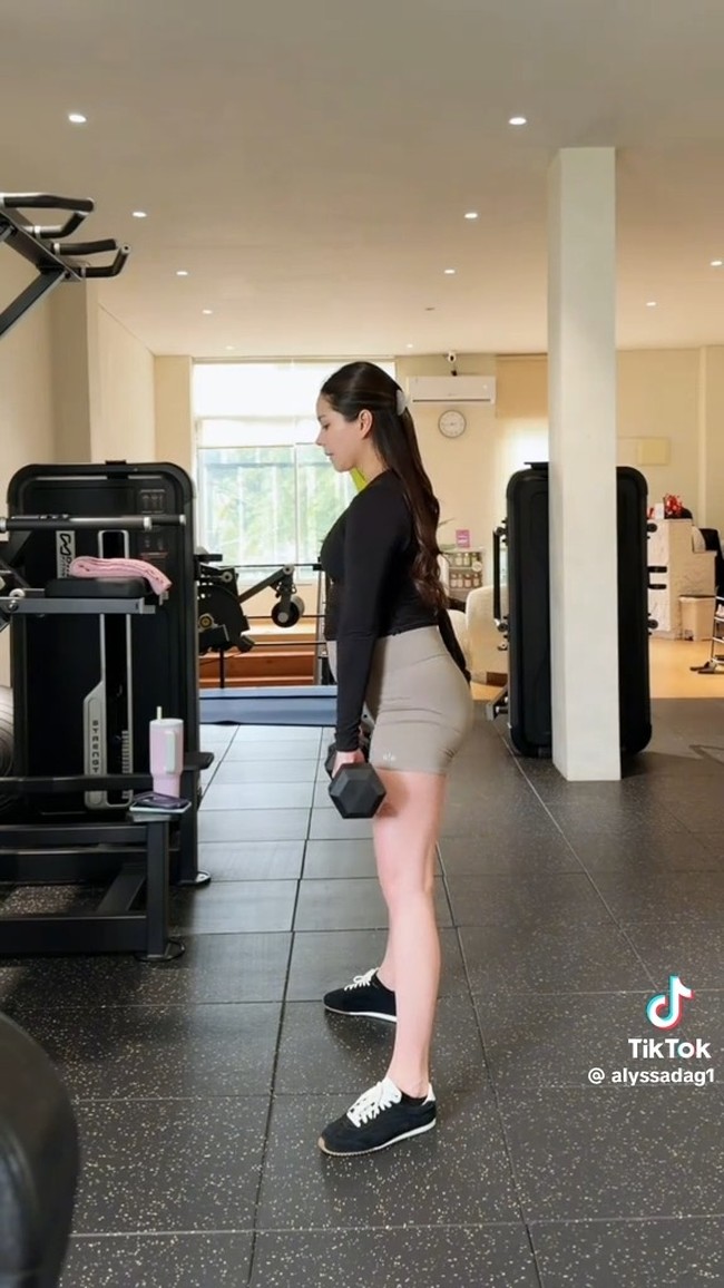 Dari keterangan di unggahannya juga diketahui usia kandungan Alyssa yang kini sudah memasuki 30 minggu. Nyatanya kehamilan tersebut tak mencegahnya untuk terus tetap aktif bergerak. Foto: TikTok/@alyssadag1