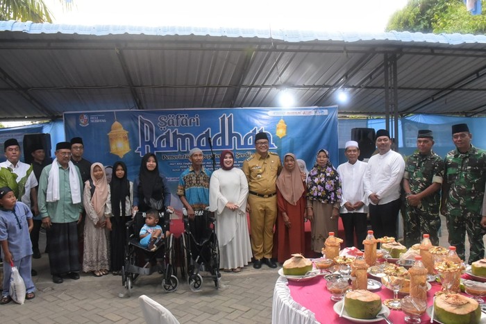 Bupati Deli Serdang, dr H Asri Ludin Tambunan berbuka puasa bersama jemaah Masjid Al Muhtadin di Jalan Pasar 5, Dusun 19, Desa Bulu Cina, Hamparan Perak,