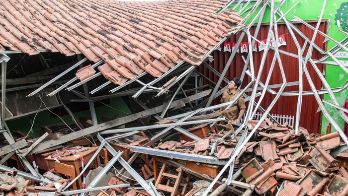 Foto udara kondisi ruang kelas yang atapnya ambruk di SD Negeri Jomin Barat III, Kecamatan Kota Baru, Karawang, Jawa Barat, Selasa (24/2/2026). Bangunan sekolah tempat belajar bagi 132 siswa tersebut ambruk pada Jumat (20/2) akibat kondisi bangunan lapuk sehingga menyebabkan kegiatan belajar mengajar terganggu. ANTARA FOTO/Darryl Ramadhan