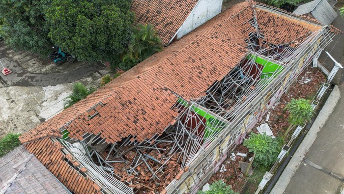 Foto udara kondisi ruang kelas yang atapnya ambruk di SD Negeri Jomin Barat III, Kecamatan Kota Baru, Karawang, Jawa Barat, Selasa (24/2/2026). Bangunan sekolah tempat belajar bagi 132 siswa tersebut ambruk pada Jumat (20/2) akibat kondisi bangunan lapuk sehingga menyebabkan kegiatan belajar mengajar terganggu. ANTARA FOTO/Darryl Ramadhan