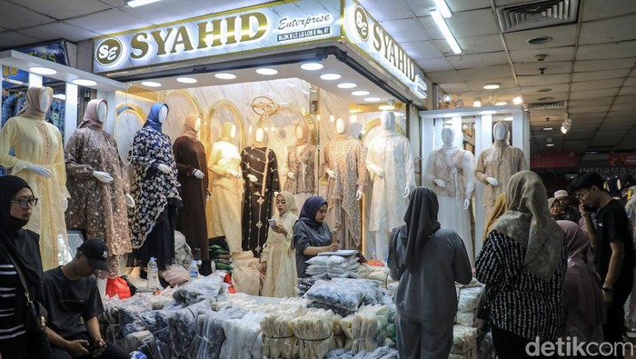 Aktivitas jual beli di Pasar Tanah Abang mulai menggeliat di awal Ramadan. Sejak pagi, kawasan pusat grosir terbesar di Jakarta itu dipadati warga yang berburu busana untuk kebutuhan Lebaran, Selasa (24/2/2026). Meski bulan puasa baru berjalan, antusiasme pembeli sudah terlihat meningkat dibanding hari biasa.
