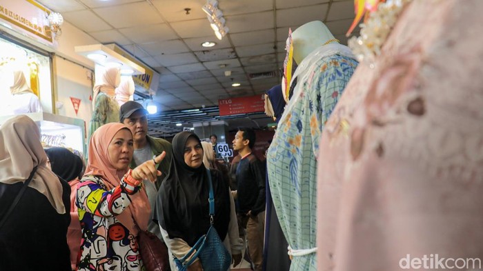 Aktivitas jual beli di Pasar Tanah Abang mulai menggeliat di awal Ramadan. Sejak pagi, kawasan pusat grosir terbesar di Jakarta itu dipadati warga yang berburu busana untuk kebutuhan Lebaran, Selasa (24/2/2026). Meski bulan puasa baru berjalan, antusiasme pembeli sudah terlihat meningkat dibanding hari biasa.