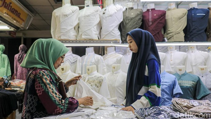 Aktivitas jual beli di Pasar Tanah Abang mulai menggeliat di awal Ramadan. Sejak pagi, kawasan pusat grosir terbesar di Jakarta itu dipadati warga yang berburu busana untuk kebutuhan Lebaran, Selasa (24/2/2026). Meski bulan puasa baru berjalan, antusiasme pembeli sudah terlihat meningkat dibanding hari biasa.