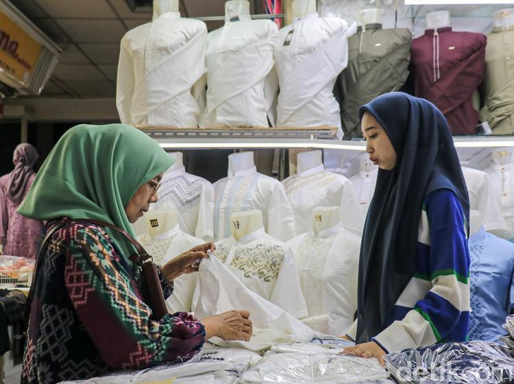 Awal Ramadan, Tanah Abang Diserbu Pemburu Busana Lebaran