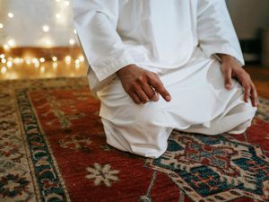 Tata Cara Sholat Lailatul Qadar 2 dan 4 Rakaat Beserta Niat dan Doanya