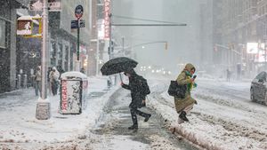Badai Salju Sisakan Lumpur di Jalanan New York, Ganggu Aktivitas Warga