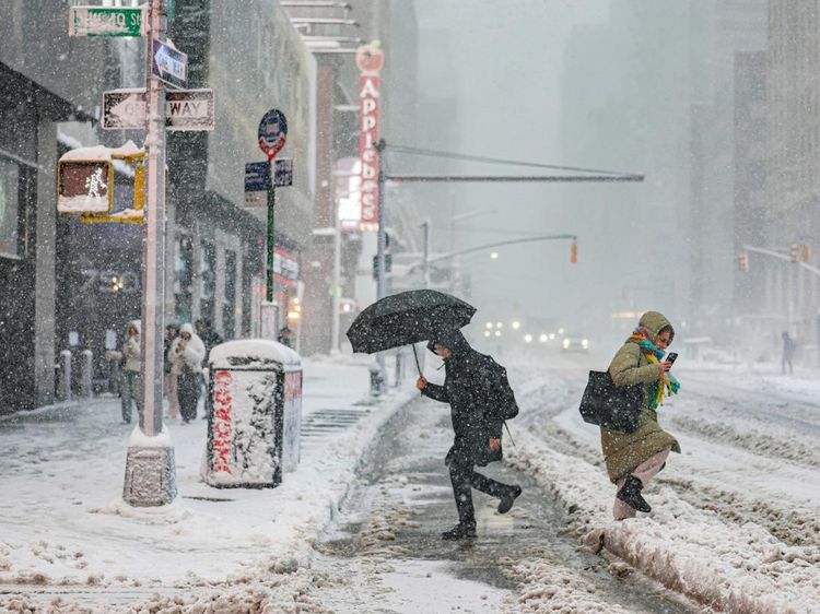 Badai Salju Sisakan Lumpur di Jalanan New York, Ganggu Aktivitas Warga