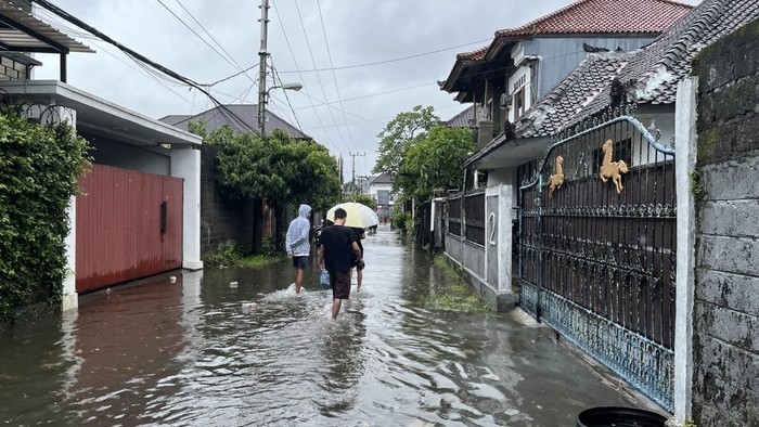 Banjir di Gang Kerta Dalem IV, Desa Sidakarya, Denpasar, Selasa (24/2/2026). (Rizki Setyo/detikBali)