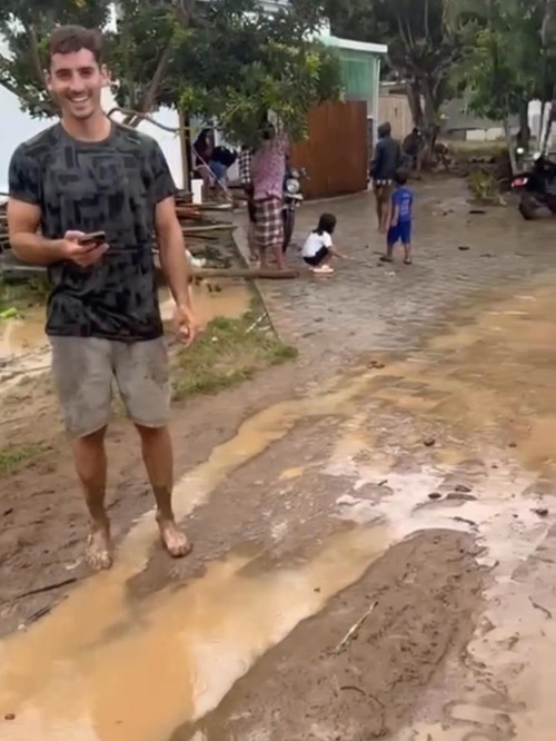 Salah seorang WNA yang terdampak banjir di Kuta Mandalika, Selasa (24/2/2026). Foto: (Instagram @Lombokparadisereels)