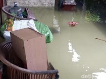 Banjir Rendam Rumah Warga di Pemogan Denpasar, Air Capai Sepinggang