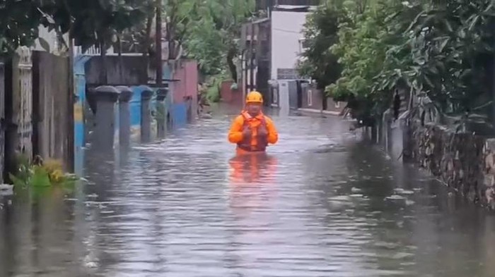 Banjir merendam Jalan Sermani, Kelurahan Tello Baru, Kecamatan Panakkukang, Makassar.