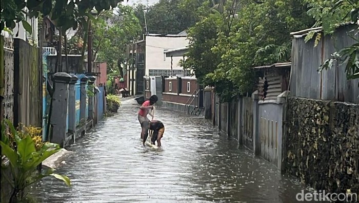 Banjir merendam Jalan Sermani, Kelurahan Tello Baru, Kecamatan Panakkukang, Makassar.