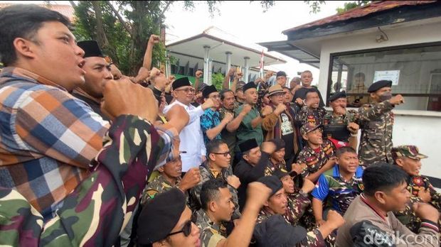 Banser NU mengawal sidang praperadilan perdana mantan Menteri Agama (Menag) Yaqut Cholil Qoumas di PN Jaksel, Selasa (24/2/2026). (Dwi R/detikcom)