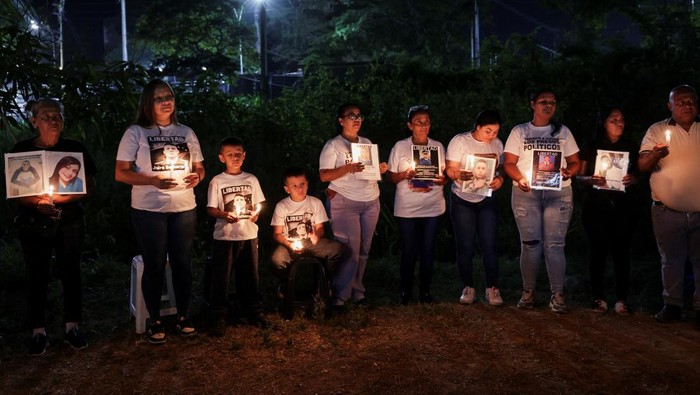 Suasana haru menyelimuti area di luar pusat penahanan El Rodeo saat para tahanan politik yang baru dibebaskan berkumpul bersama keluarga untuk mengikuti doa bersama. Momen ini terjadi setelah parlemen Venezuela menyetujui rancangan undang-undang amnesti terbatas bagi tahanan tertentu. REUTERS/Gaby Oraa