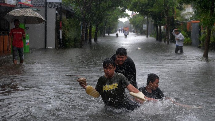 Bencana banjir di Denpasar Sejumlah anak bermain di tengah banjir di Denpasar, Bali, Selasa (24/2/2026). Berdasarkan data sementara dari Badan Penanggulangan Bencana Daerah (BPBD) Provinsi Bali, terdapat 26 titik banjir di wilayah Kabupaten Badung dan Kota Denpasar akibat intensitas hujan tinggi yang terjadi sejak Minggu (22/2). ANTARA FOTO/Nyoman Hendra Wibowo/nym.