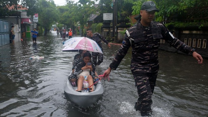 Bencana banjir di Denpasar Personel TNI AL mengevakuasi sejumlah warga saat banjir di Denpasar, Bali, Selasa (24/2/2026). Berdasarkan data sementara dari Badan Penanggulangan Bencana Daerah (BPBD) Provinsi Bali, terdapat 26 titik banjir di wilayah Kabupaten Badung dan Kota Denpasar akibat intensitas hujan tinggi yang terjadi sejak Minggu (22/2). ANTARA FOTO/Nyoman Hendra Wibowo/nym.