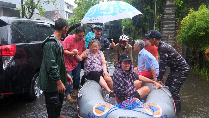 Personel TNI AL dan relawan mengevakuasi sejumlah lansia saat banjir di Denpasar, Bali, Selasa (24/2/2026). Berdasarkan data sementara dari Badan Penanggulangan Bencana Daerah (BPBD) Provinsi Bali, terdapat 26 titik banjir di wilayah Kabupaten Badung dan Kota Denpasar akibat intensitas hujan tinggi yang terjadi sejak Minggu (22/2). ANTARA FOTO/Nyoman Hendra Wibowo/nym.