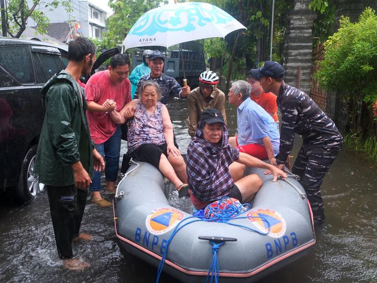 Bali Direndam Banjir, Turis Dievakuasi dengan Perahu Karet