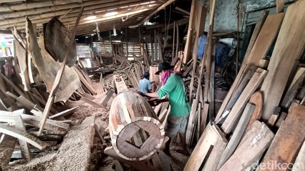 Pekerja membuat beduk pesanan untuk persiapan lebaran di Desa Keniten, Kecamatan Kedungbanteng, Kabupaten Banyumas, Selasa (24/2/2026).
