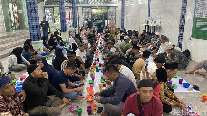 Buka bersama dengan menu bubur kanji rumbi di Masjid Aceh Sepakat Medan. (Mhd Ilham Pradila/detikSumut)