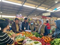 Sidak Pasar, Bulog-Pemkot Kediri Pastikan Harga Beras dan Minyak Stabil