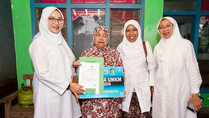 Bupati Banyuwangi Ipuk Fiestiandani menyalurkan bantuan program Wenak kepada pelaku usaha ultra mikro di Kecamatan Wongsorejo.