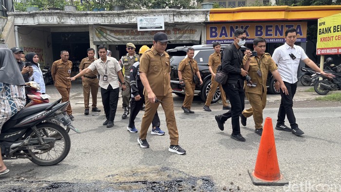 Bupati Sidoarjo Subandi saat sidak perbaikan jalan di wilayah Sukodono. Foto Aprilia