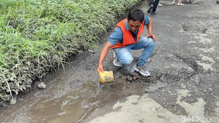 Bupati Sidoarjo Subandi sidak jalan rusak