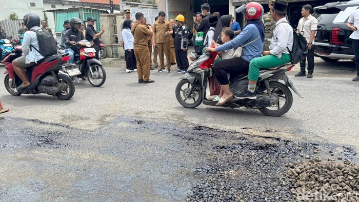Bupati Sidoarjo Subandi sidak jalan rusak