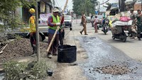 Pengerjaan terus dilakukan oleh para petugas di lokasi.