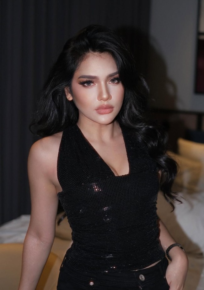 Davina Karamoy memang kerap curi atensi melalui pesona kecantikannya. Memiliki paras rupawan, tak heran jika banyak yang mengidolakannya, terutama para kaum adam. Foto: Instagram/@davinaakaramoy