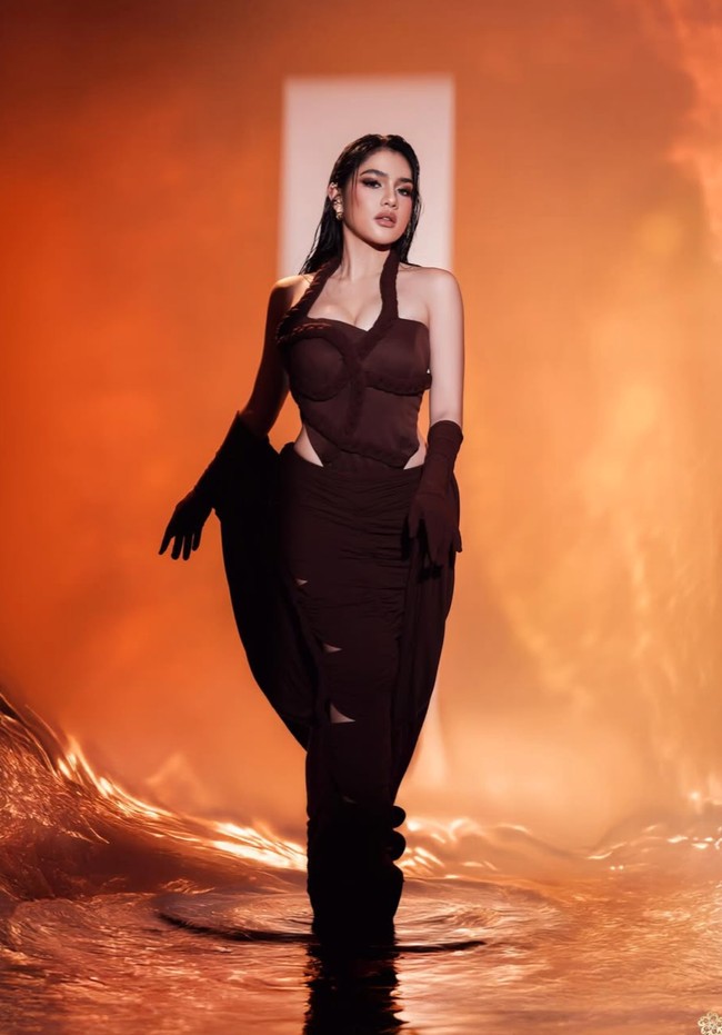 Di akun Instagram pribadi Ardhito, potret Davina diunggah bersama beberapa foto-foto random Ardhito. Foto-foto tersebut kemudian diberi keterangan, “too many good things happening this year, only lovers can see its the sun behind u sets hope it stays like this until the end of time (Terlalu banyak hal baik terjadi tahun ini, hanya pasangan kekasih yang bisa melihatnya, matahari terbenam di belakangmu, semoga tetap seperti ini sampai akhir zaman)”. Foto: Instagram/@davinaakaramoy