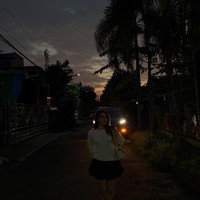 Potret Davina yang diunggah Ardhito. Terlihat artis cantik itu tampil mengenakan atasan sweater putih dan rok pendek. Ia berdiri di jalanan dengan suasana senja menjelang malam. Foto: Instagram/@ardhitopramono