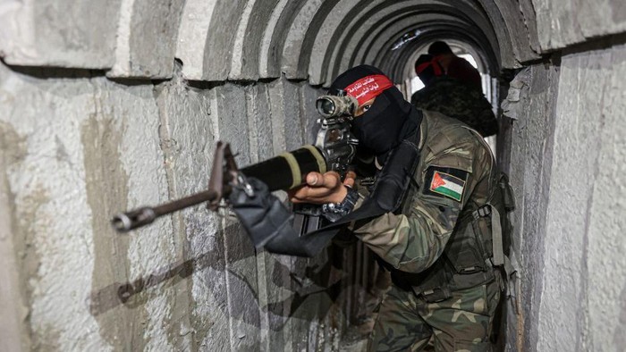 Milisi Front Demokratik untuk Pembebasan Palestina (DFLP) berjalan di terowongan Gaza. Infrastruktur ini menjadi target operasi pasukan ISF. (AFP via Getty Images)