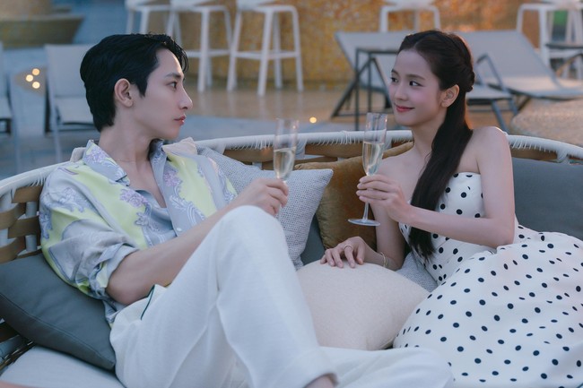 Lee Soo Hyuk juga siap membawa Jisoo BLACKPINK kencan mewah ala pewaris konglomerat generasi ketiga di drama Korea Boyfriend on Demand. Foto: dok. Netflix