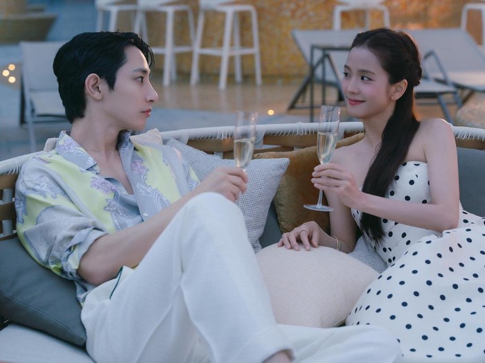 (Kiri ke kanan) Park Jeong Min dan Jisoo di konferensi pers drama Korea Newtopia.